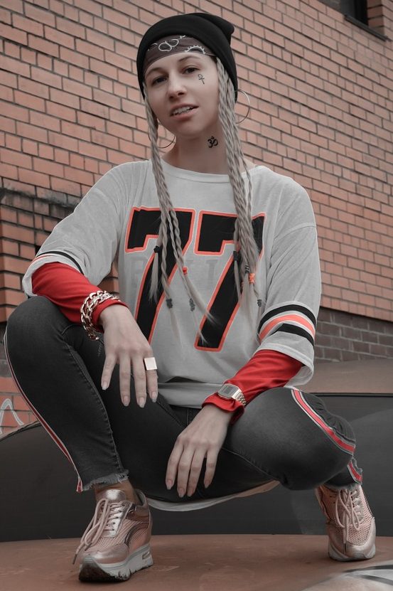 Mädchen mit Hip-Hop-Symbolen und Outfit